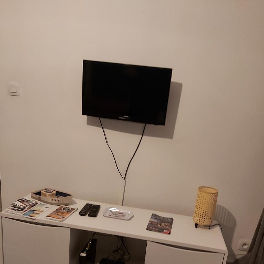 T2 Parking A Reserver Wi-Fi 10' A Pied Du Port 반느 외부 사진